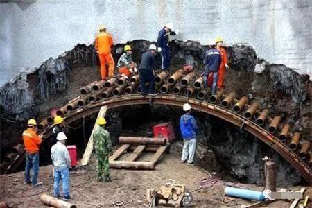 双滦隧道钢花管支护案例
